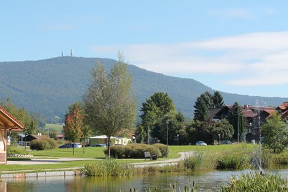 Blick vom Kurpark Grafenwiesen zum Hohenbogen