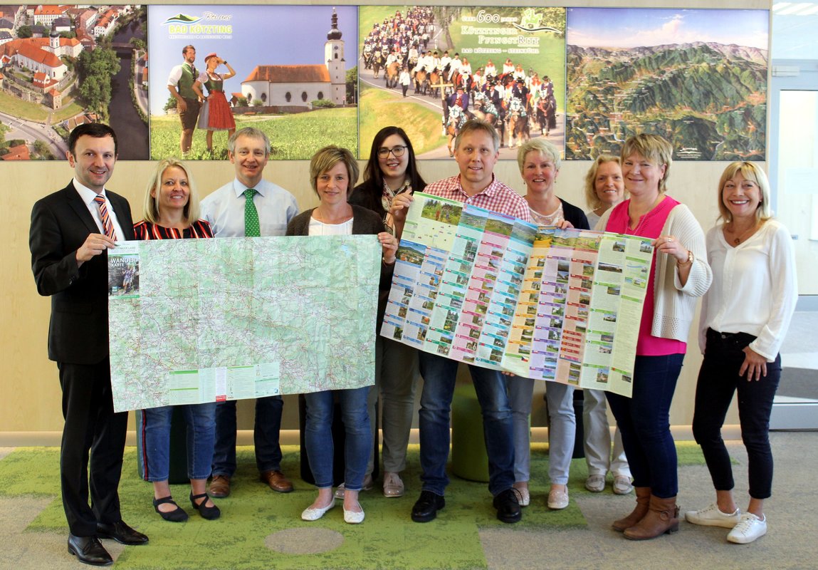 Pressefoto zur Vorstellung der neuen Wanderkarte