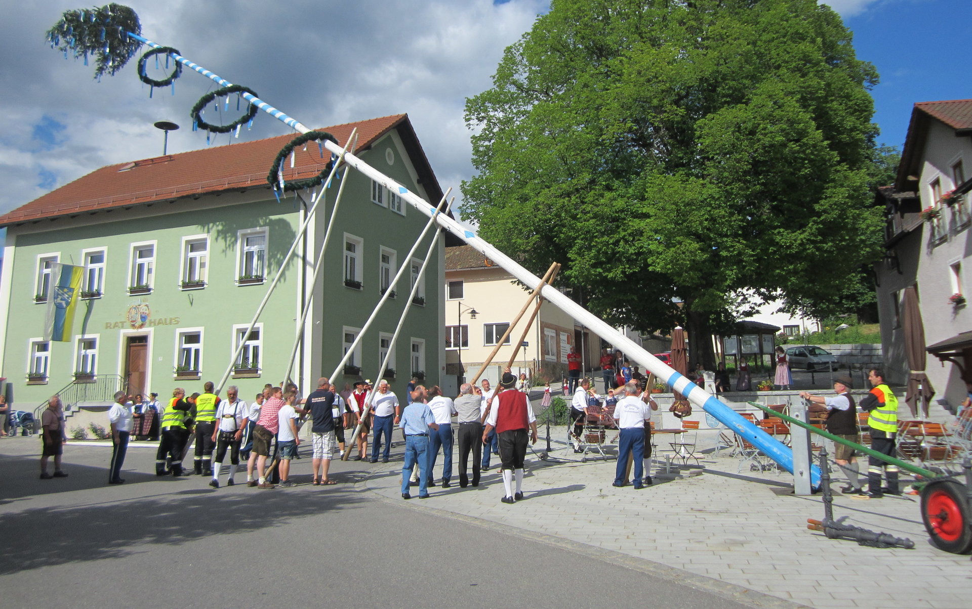 Bräuche Mit Seilruten und Stangen wird der Kirtabaum durch Manneskraft aufgestellt
