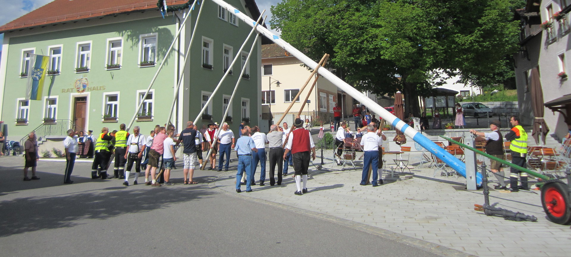 Mit Seilruten und Stangen wird der Kirtabaum durch Manneskraft aufgestellt