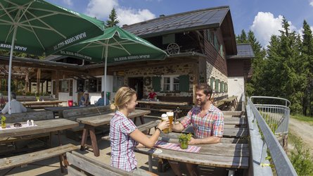 Paar bei der Einkehr auf der Kötztinger Hütte