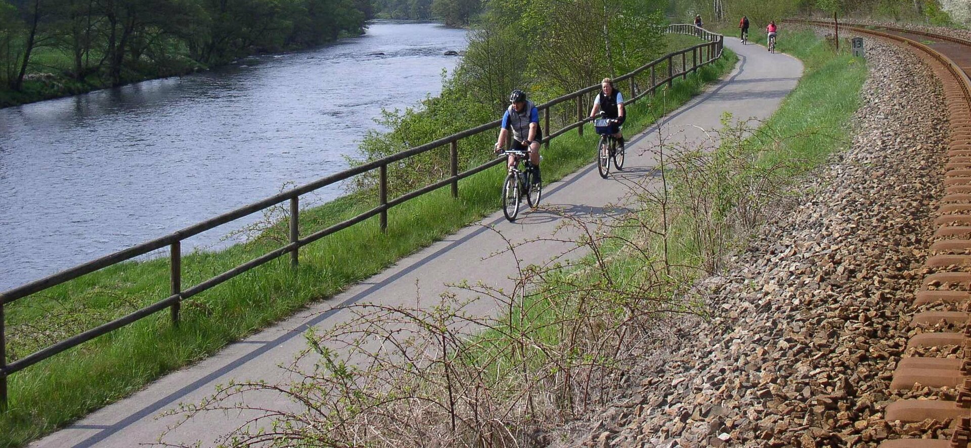 Radler am Radweg vor Chamerau. Im Hintegrund der Lamberg