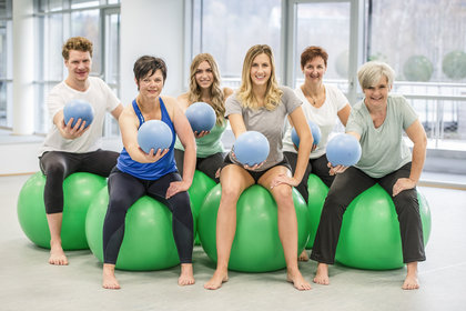 Gymnastikgruppe im Sportraum des SINOCUR Präventionszentrums