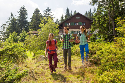 Wanderer vor der Kötztinger Hütte