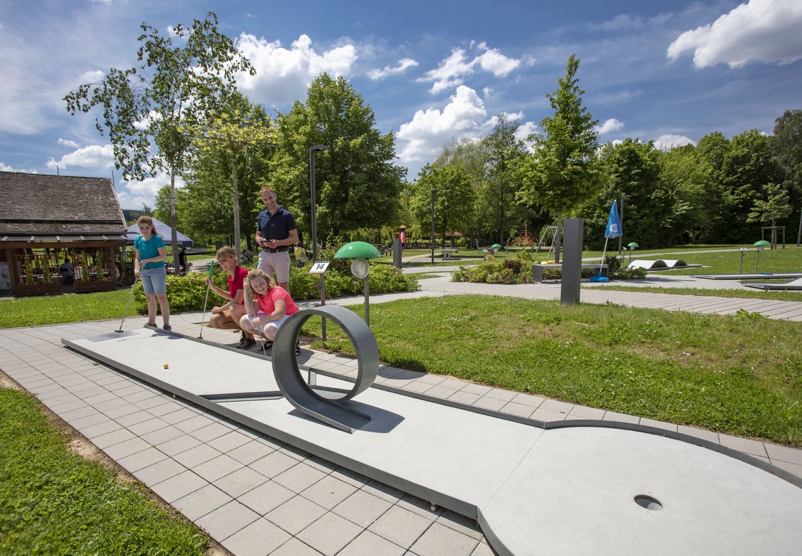 Familie beim Minigolfspielen im Kurpark Bad Kötzting