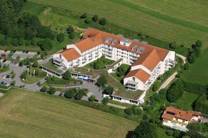 Luftaufnahme mit Blick auf das Gebäude des Klinikums Maximilian