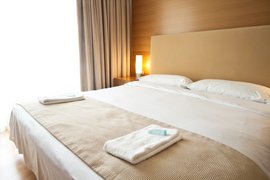 Hotelbett in einem hellen Raum