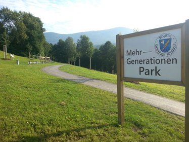 Blick auf das Hinweisschild des Mehrgenerationenparks