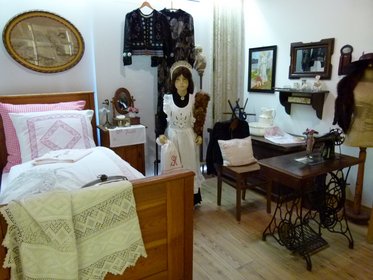 Ausstellung mit alten Gegenständen, welche Frauen mit welchen Frauen früher gearbeitet haben 