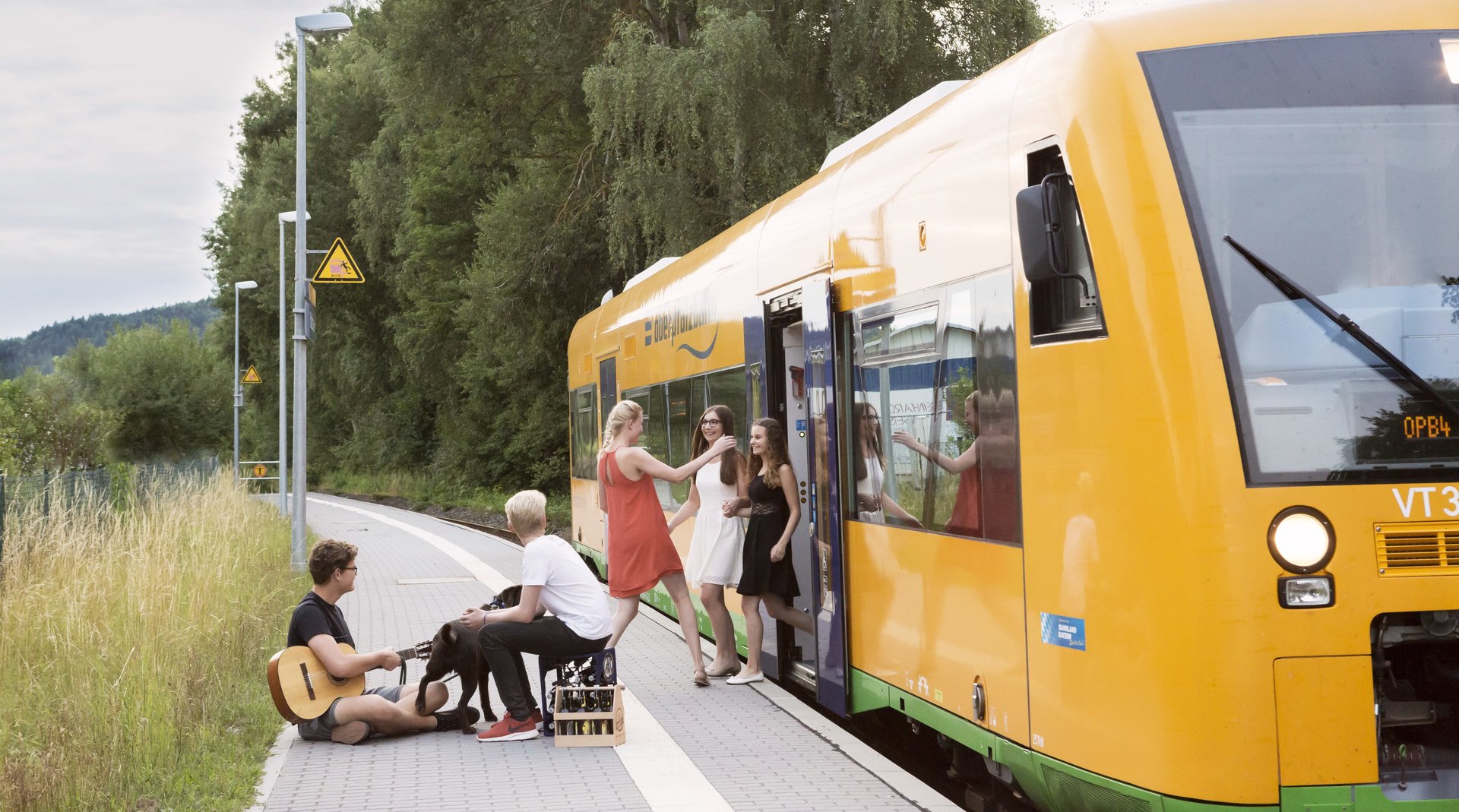 Gästekarte Zug am Bahnhof in Blaibach, mit aussteigenden Jugendlichen