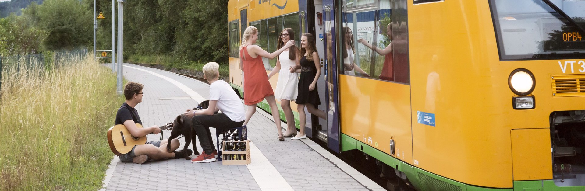 Gästekarte Zug am Bahnhof in Blaibach, mit aussteigenden Jugendlichen