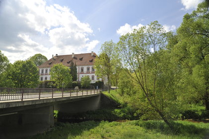 Blick über eine Brücke auf das Schloss in Miltach