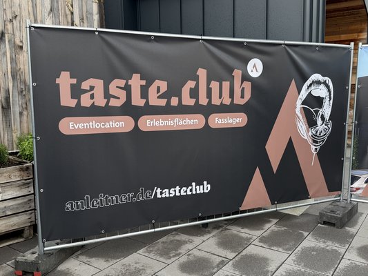 Blick auf das Werbebanner für den neuen taste.club