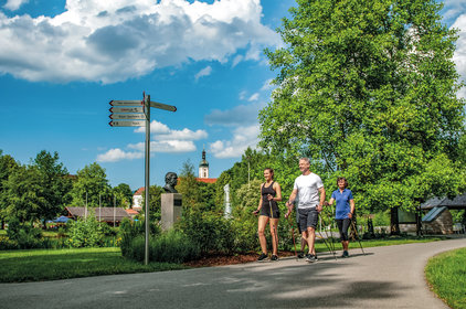 Nordic-Walking-Gruppe im Kurpark von Bad Kötzting