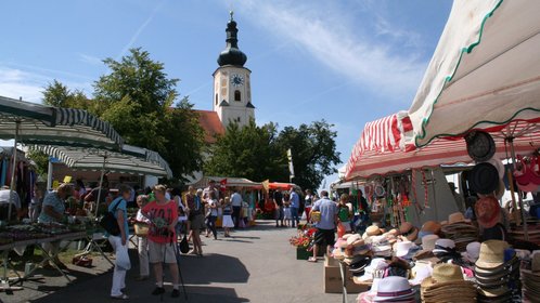 Marktstände zum Kirta-Markt und Patrozinium bei der Wallfahrtskirche Weißenregen