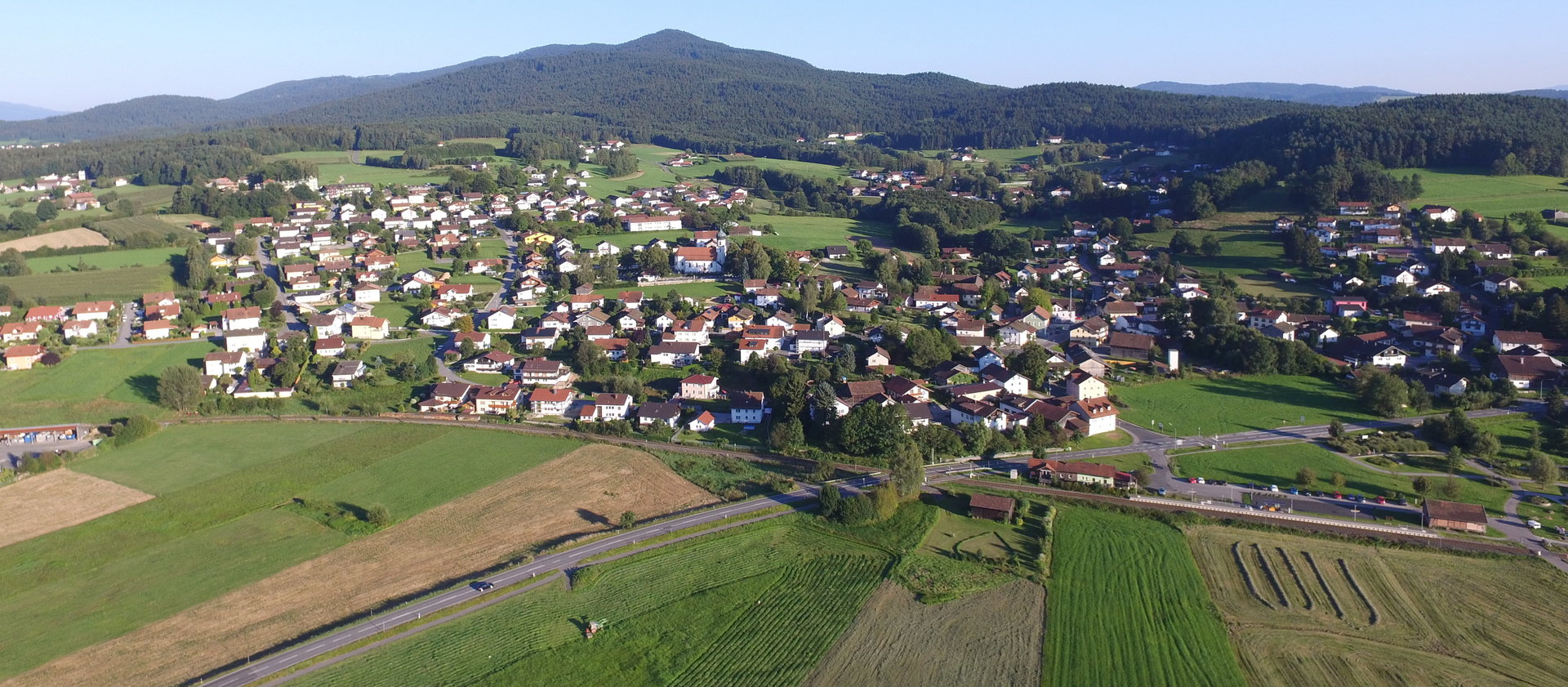 Dies ist eine Ortsanischt von Grafenwiesen mit Blick auf den Kaitersberg