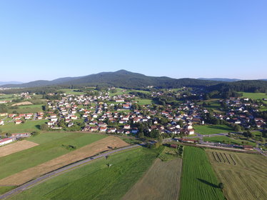 Luftaufnahme von Grafenwiesen im Hintergrund sieht man eine Bergkette