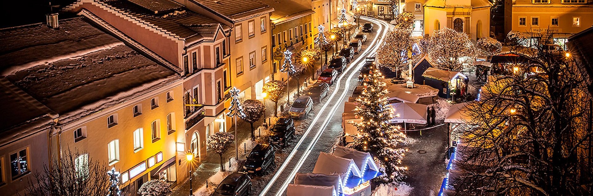 Christkindlmarktstimmung am Platz vor St. Veit im Lichterglanz