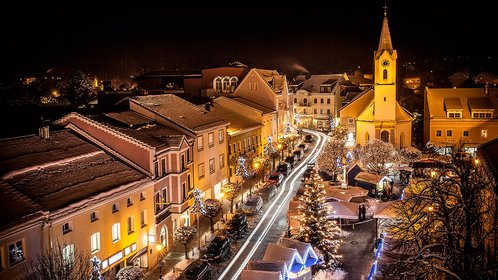 Christkindlmarktstimmung am Platz vor St. Veit im Lichterglanz