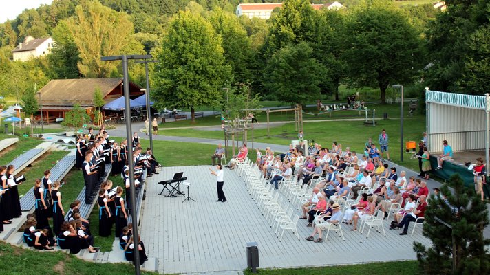 Blick auf das Theatron mit Sängern, Musikern und Zuschauern