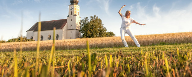 Taichi vor der Wallfahrtskirche Weißenregen