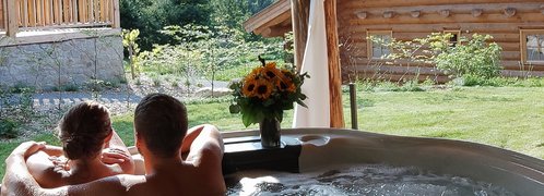 Pärchen im Whirlpool in Ihrem Chalet