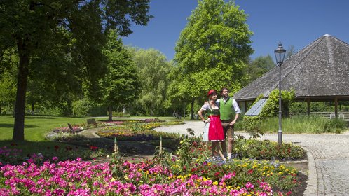 Trachtenpaar im Blumenfeld im Kurpark von Bad Kötzting