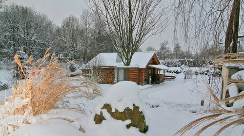 Blick auf das verschneite Blockhaus