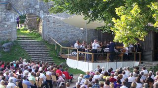 Konzert mit vielen Besuchern auf Burg Brennberg