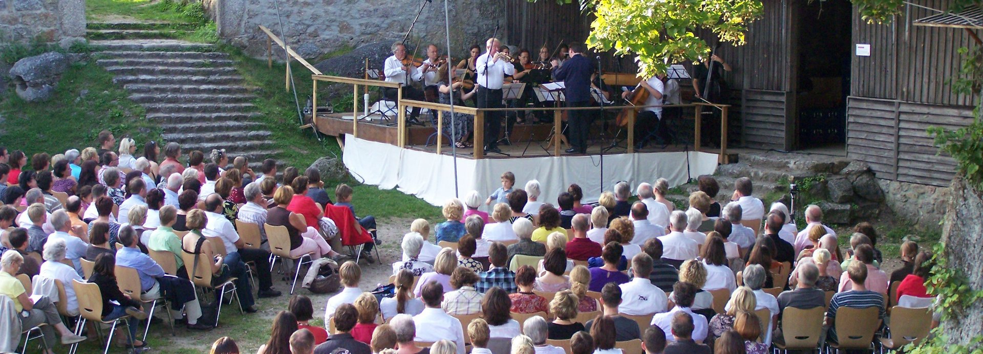 Konzert mit vielen Besuchern auf Burg Brennberg