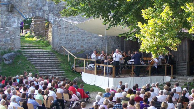 Konzert mit vielen Besuchern auf Burg Brennberg