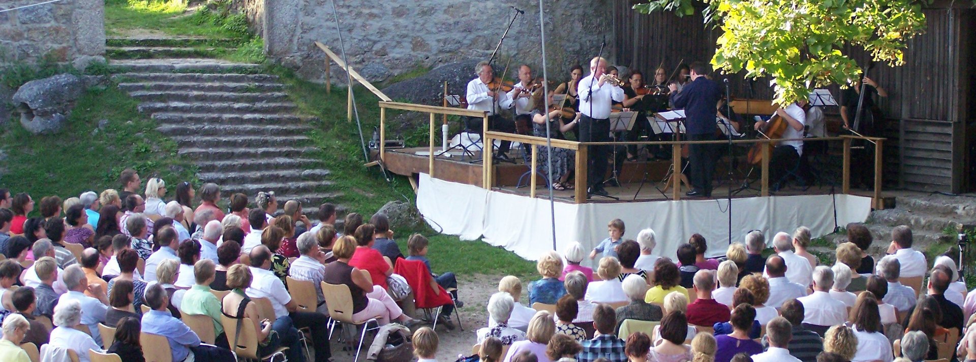 Konzert mit vielen Besuchern auf Burg Brennberg