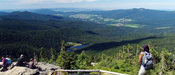 Blick vom Arber in den Lamer Winkel mit dem Kleinen Arbersee, Osser und dem Höhenkamm