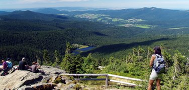 Blick vom Arber in den Lamer Winkel mit dem Kleinen Arbersee, Osser und dem Höhenkamm