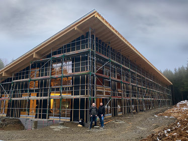 Die Juniorchefs Benjamin (links) und Nikolaus Brandl sind stolz auf das neue Mitarbeiterhaus mit 15 Wohnungen