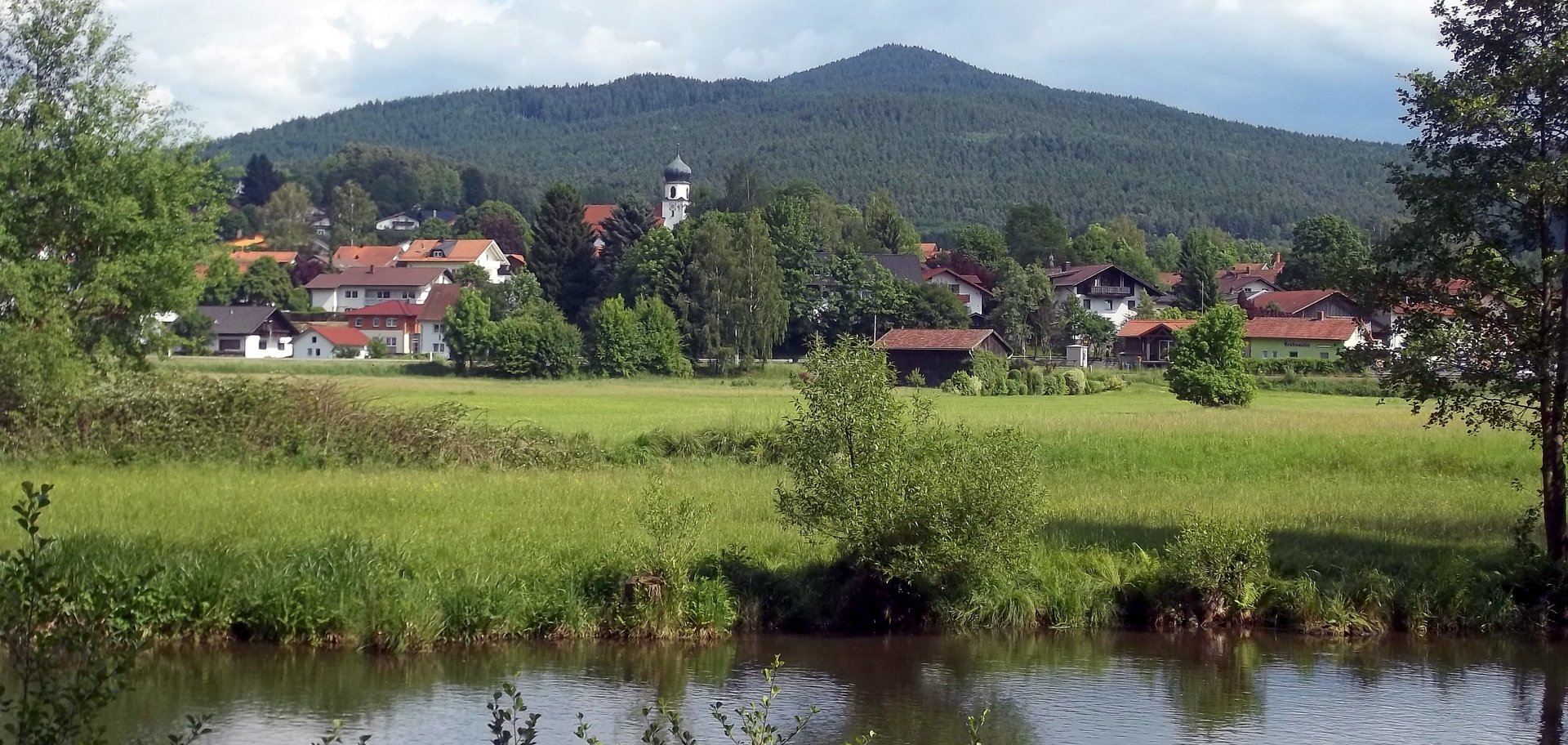 Blick vom Weißen Regen auf den Ort Grafenwiesen im Sommer