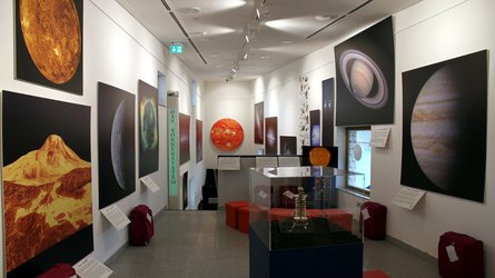 Blick auf einen Ausstellungsraum rund um´s Thema Universum