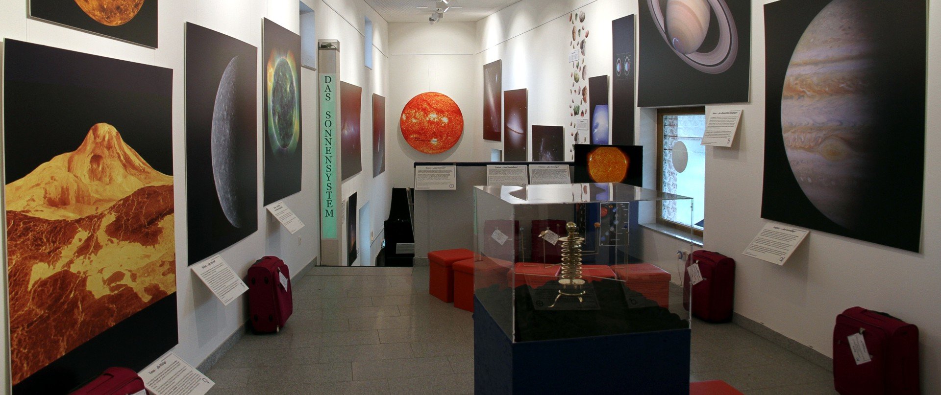 Sehenswürdigkeiten Blick auf einen Ausstellungsraum rund um´s Thema Universum