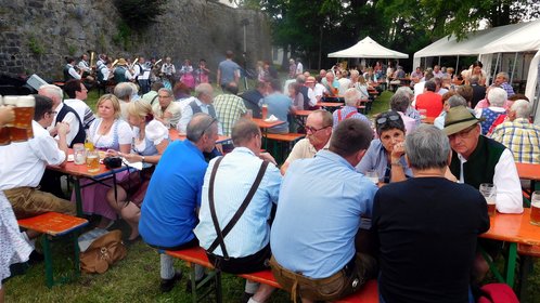 Bürgerfeststimmung im Burggraben