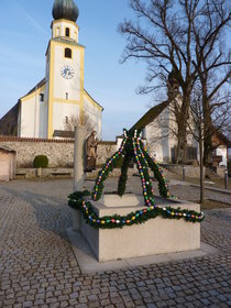 Blick auf den geschmückten Osterbrunnen am Dorfplatz in Rimbach