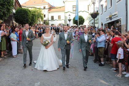 Festlicher Brautzug des Pfingstbrautpaares mit den beiden Brautführern durch die Innenstadt von Bad Kötzting