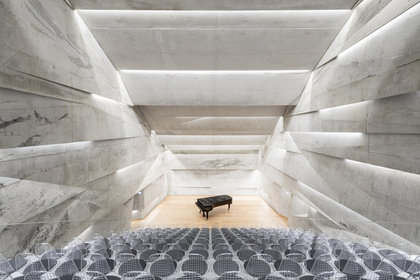 Beeindruckende Innenansicht vom Konzerthaus Blaibach mit Stuhlreihen
