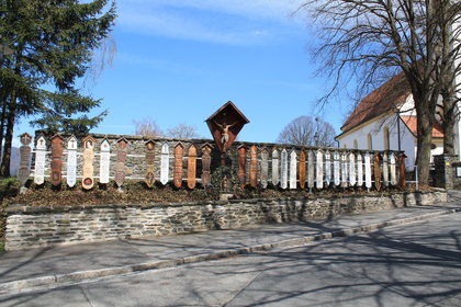 Blick auf die Totenbretter in Grafenwiesen an der Mauer zum Friedhof