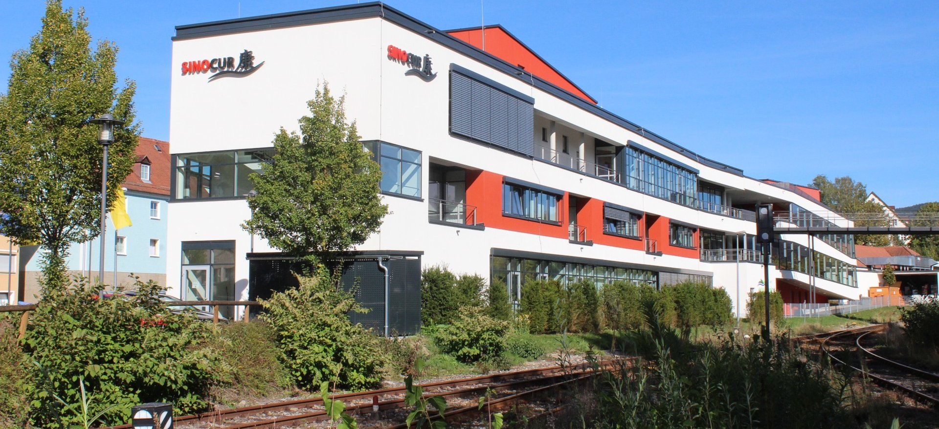 Präventionsregion Hausansicht des SINOCUR Präventionszentrums vom Bahnhof aus gesehen
