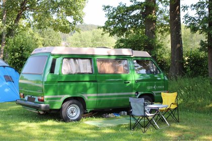 Blick auf einen Stellplatz für Wohnmobile am Campingplatz Hohenwarth