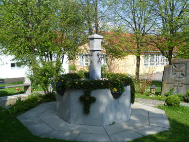 Blick auf den geschmückten Osterbrunnen in Thenried
