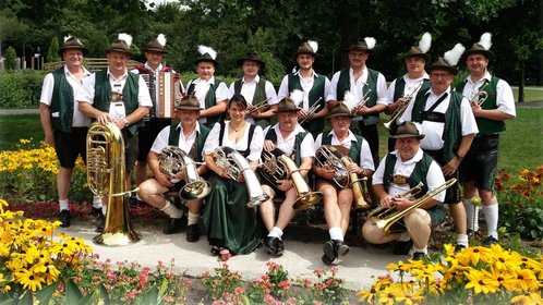 Gruppenfoto der Blaskapelle Thürnstein im Kurpark von Bad Kötzting