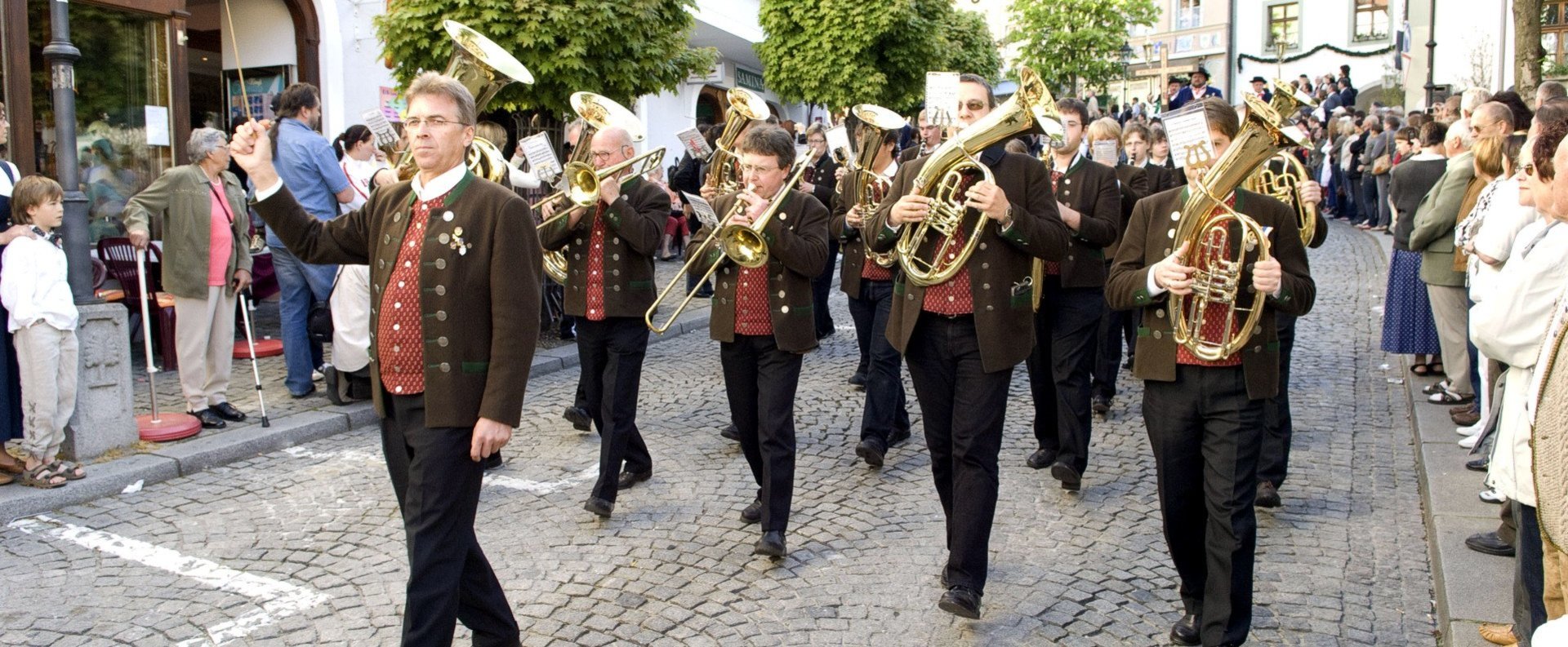 Eine Blaskapelle mit Dirigent zieht beim Pfingstfest die Marktstrasse von Bad Kötzting entlang.