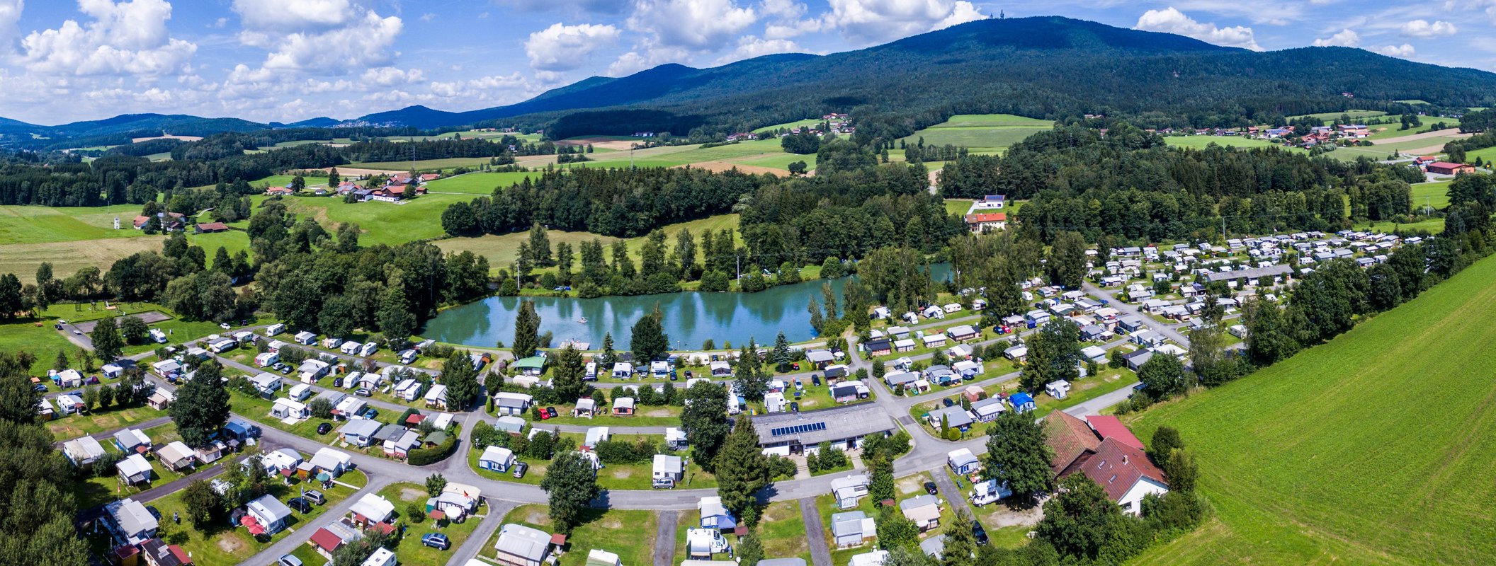 Blick auf den Campingplatz Hohenwarth mit dem Berg Hohnebogen im Hintergrund