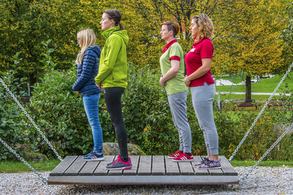 Frauen auf der Bewegungsplattform des Motorik-Pfades im Kurpark Bad Kötzting